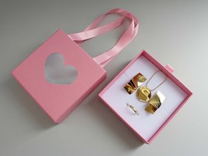 Krabička na šperky s průhledem srdce a uchem 10x10 cm