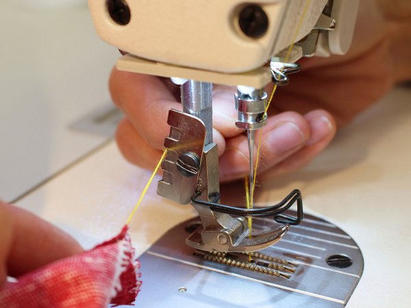 Ořezávač nití / řezačka nití pro jednojehlový průmyslový šicí stroj