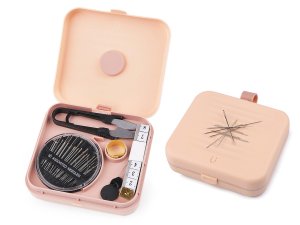 Magnetické pouzdro k šicímu stroji s náplní