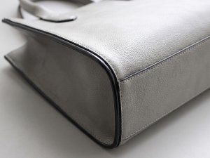 Výpustek plastový plochý šíře 10 mm na tašky a kabelky