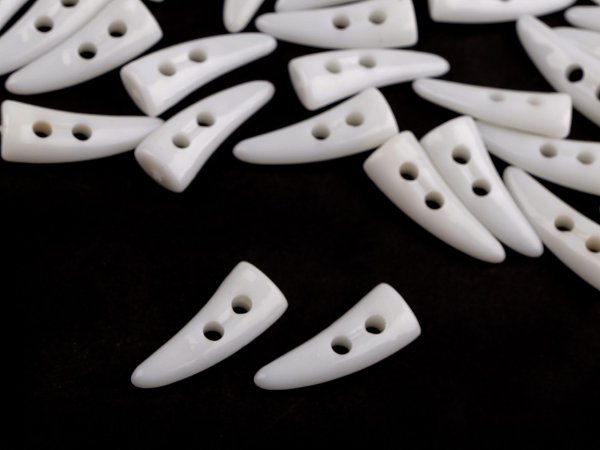 Knoflík roh 12x32 mm