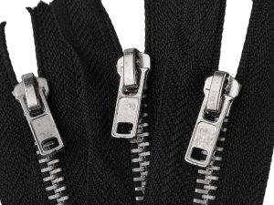 Kovový zip No 4 délka 18 cm kalhotový se stříbrnými zoubky
