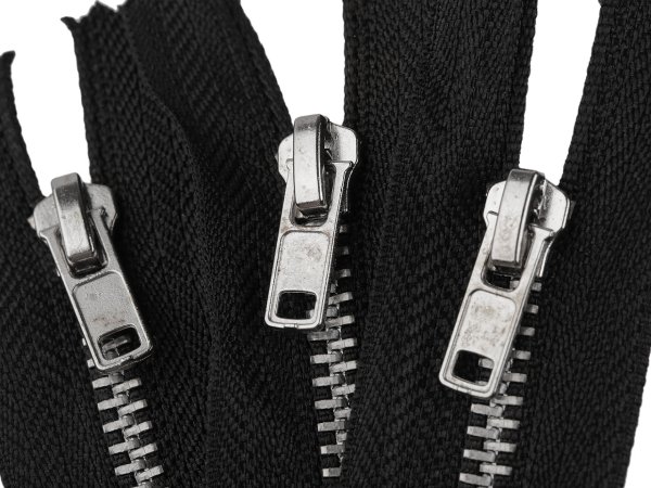 Kovový zip No 4 délka 18 cm kalhotový se stříbrnými zoubky